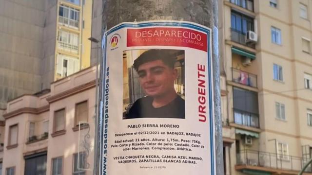 Un cartel con el retrato de Pablo Sierra.