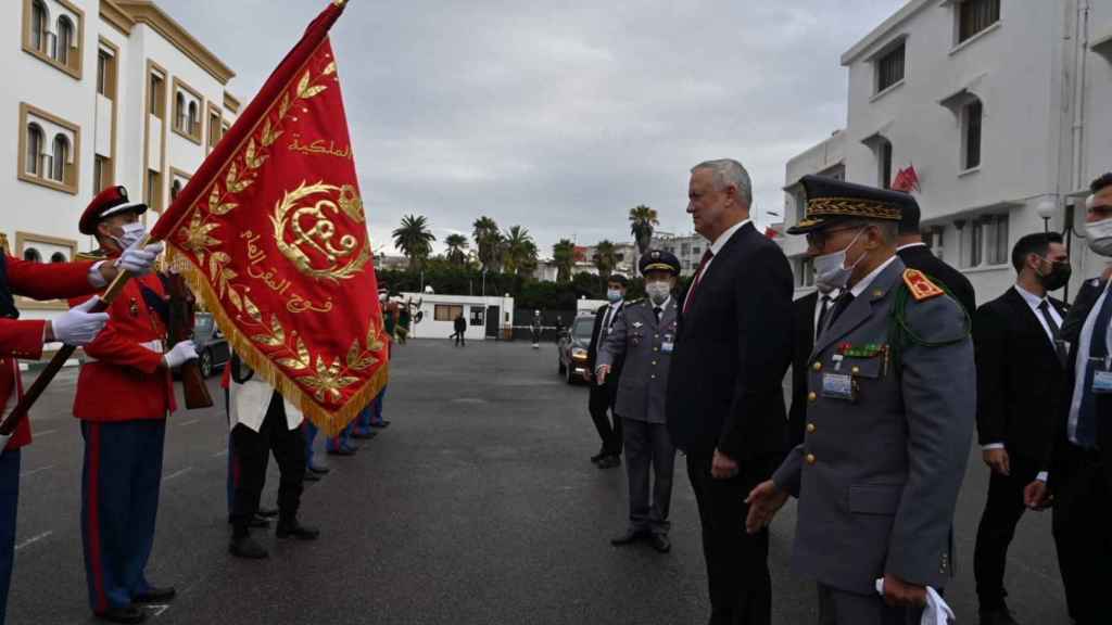 El ministro de Defensa israelí, Benny Gantz, pasa revista a las Fuerzas marroquíes en Rabat junto al general Belkhir El Farouk.