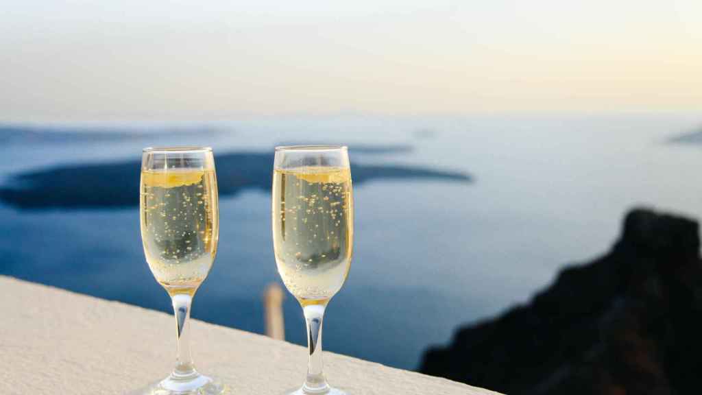 Dos copas de champagne en el mirador de la terraza de un hotel.
