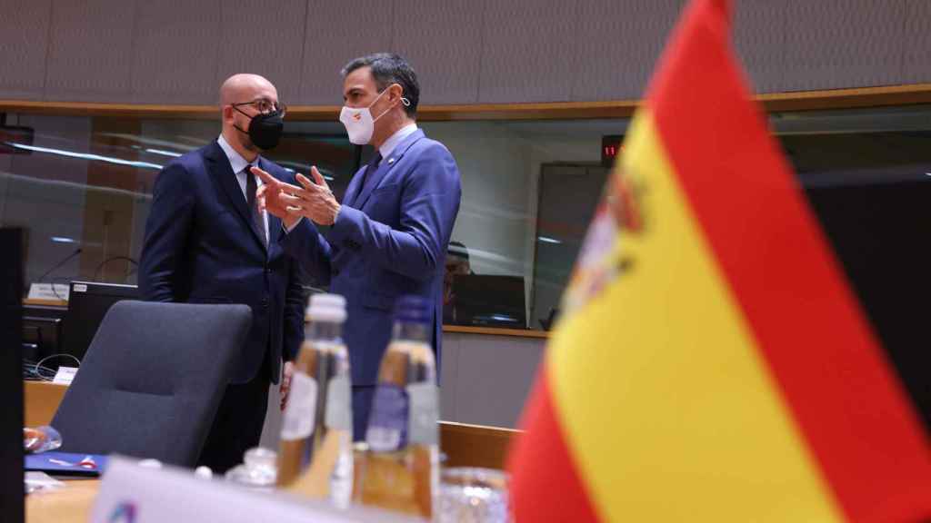 Pedro Sánchez conversa con Charles Michel durante la cumbre de la Asociación Oriental previa al Consejo Europeo