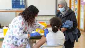 Personal sanitario vacuna a una menor de 12 años en el CEIP Soler i Godes en Castellón.