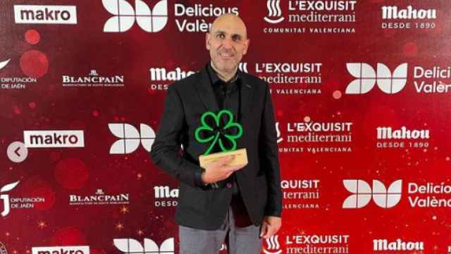 Luis Alberto Lera posa con el premio estrella verde por su compromiso con la sostenibilidad en el campo gastronómico