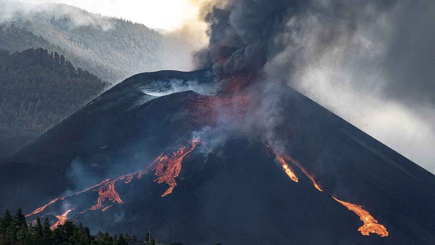 Nube de ceniza y lava que salen del volcán de Cumbre Vieja.