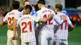 Piña de los jugadores del Sevilla FC para celebrar el gol de Rafa Mir en la Copa del Rey 2021/2022