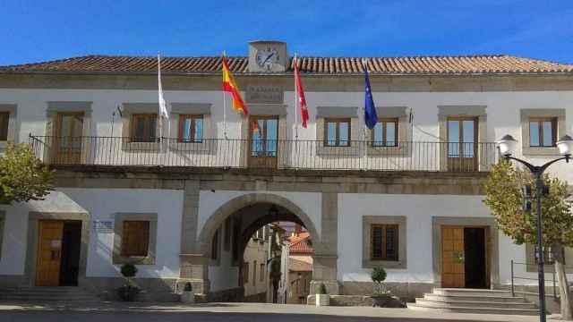 Fachada del Ayuntamiento del municipio madrileño de San Martín de Valdeiglesias.