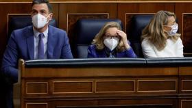 El presidente del Gobierno, Pedro Sánchez, la vicepresidenta primera, Nadia Calviño, y la vicepresidenta segunda, Yolanda Díaz, durante la sesión de control al Gobierno de este miércoles.