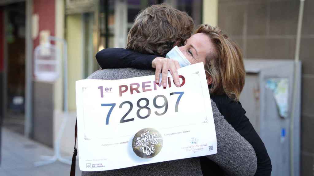 Dos mujeres se abrazan en Punta Umbría, Huelva, tras haber ganado el 'Gordo' en 2020.