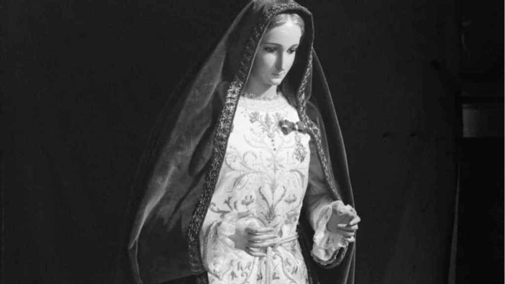 Primera fotografía de la Virgen de Gracia y Esperanza antes de su bendición.