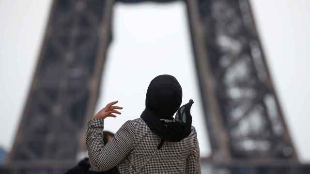 Mujer ante la Torre Eiffel de París.