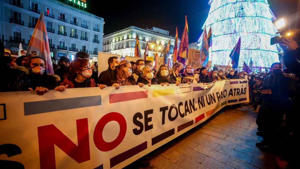 Un grupo de personas sostienen una pancarta en una concentración de defensa de los derechos del colectivo LGTBI+, en la Puerta del Sol, a 15 de diciembre de 2021, en Madrid (España).