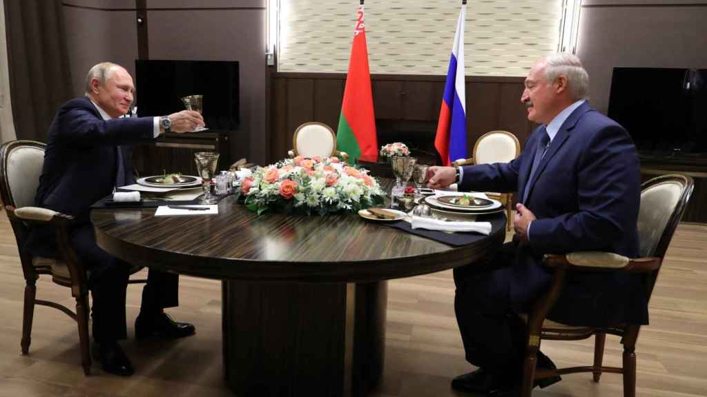 Alexander Lukashenko and Vladimir Putin toast.