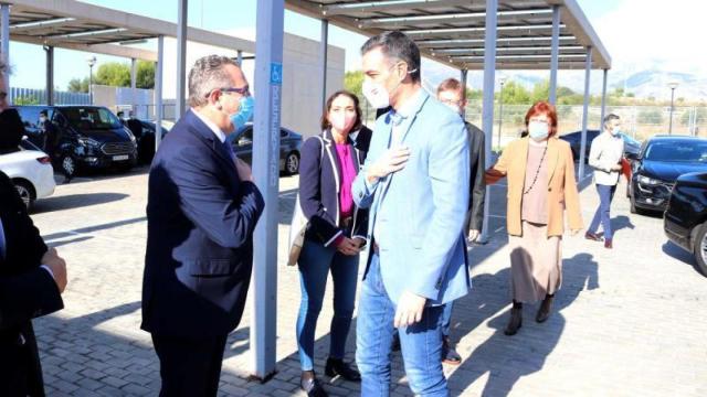 Recibimiento del alcalde de Benidorm, Toni Pérez, al presidente del Gobierno, Pedro Sánchez.