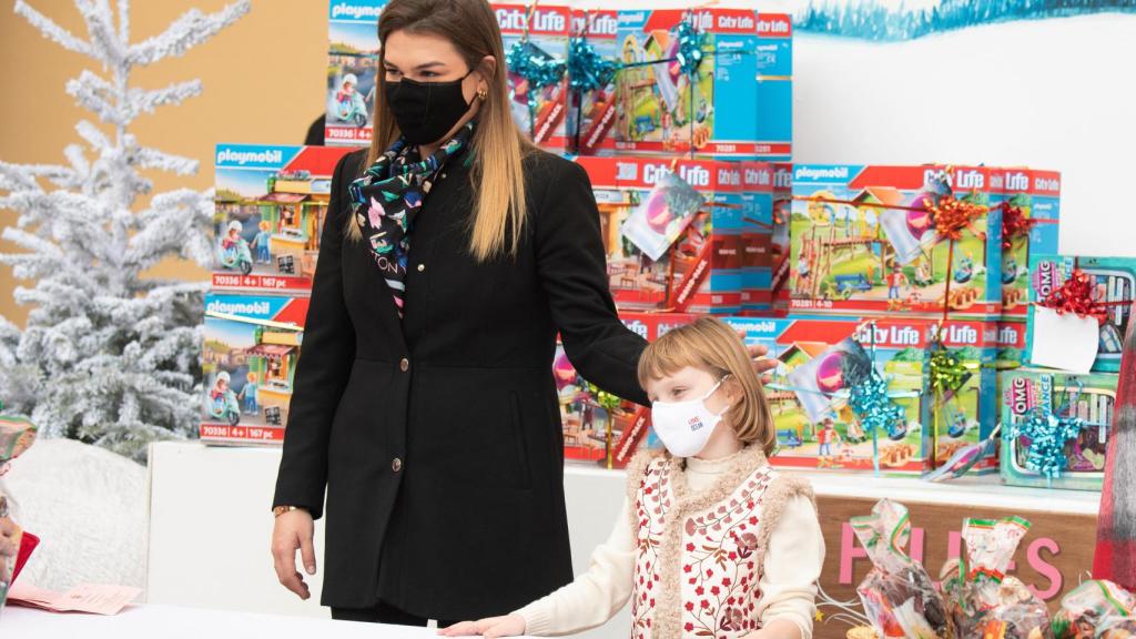 La tierna imagen de la princesa Gabriella en la entrega de regalos de Mónaco.