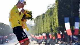Tadej Pogacar bajando del podio del Tour de Francia