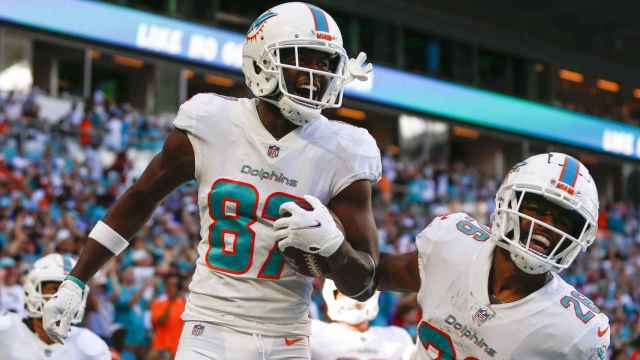 Isaiah Ford, receptor de los Miami Dolphins, celebra un touchdown en la NFL 2021/2022