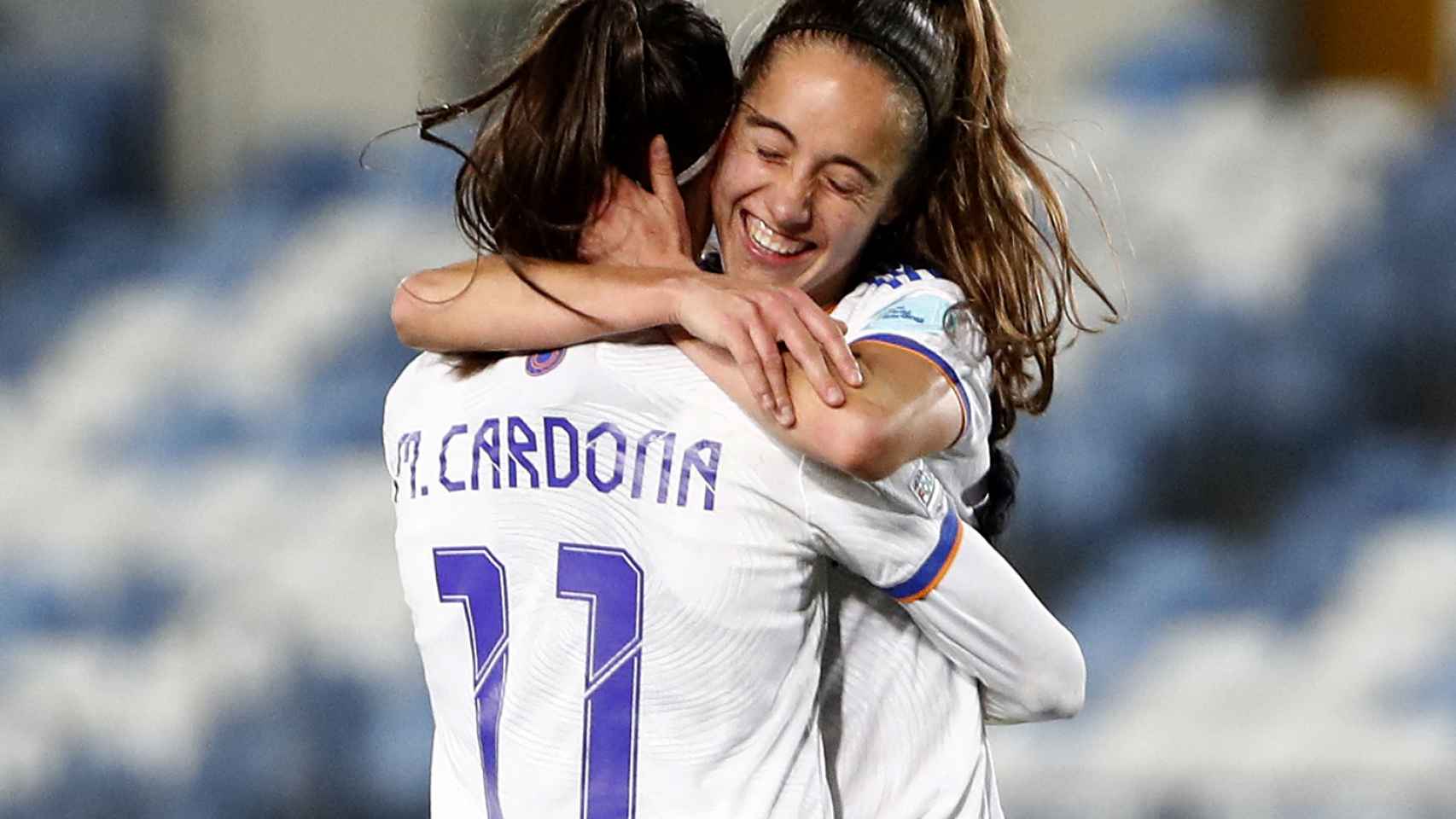 Abrazo entre Marta Cardona y Maite Oroz tras el gol de la navarra con el Real Madrid Femenino