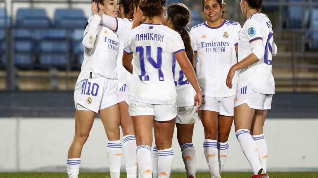 Piña de las jugadoras del Real Madrid Femenino para celebrar un gol en la Women's Champions League