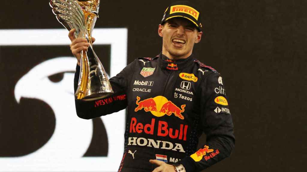 Max Verstappen, con el trofeo del Gran Premio de Abu Dabi 2021