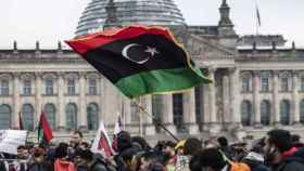 Un grupo de personas con la bandera de Libia en una imagen de archivo.