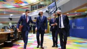 Pedro Sánchez conversa con el presidente del Consejo Europeo, Charles Michel, durante la cumbre de este jueves