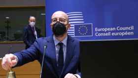 El presidente del Consejo Europeo, Charles Michel, con la campana que usa para iniciar los debates en las cumbres