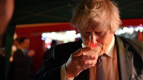 Boris Johnson prueba una ginebra en su visita a un mercado navideño en Downing Street.