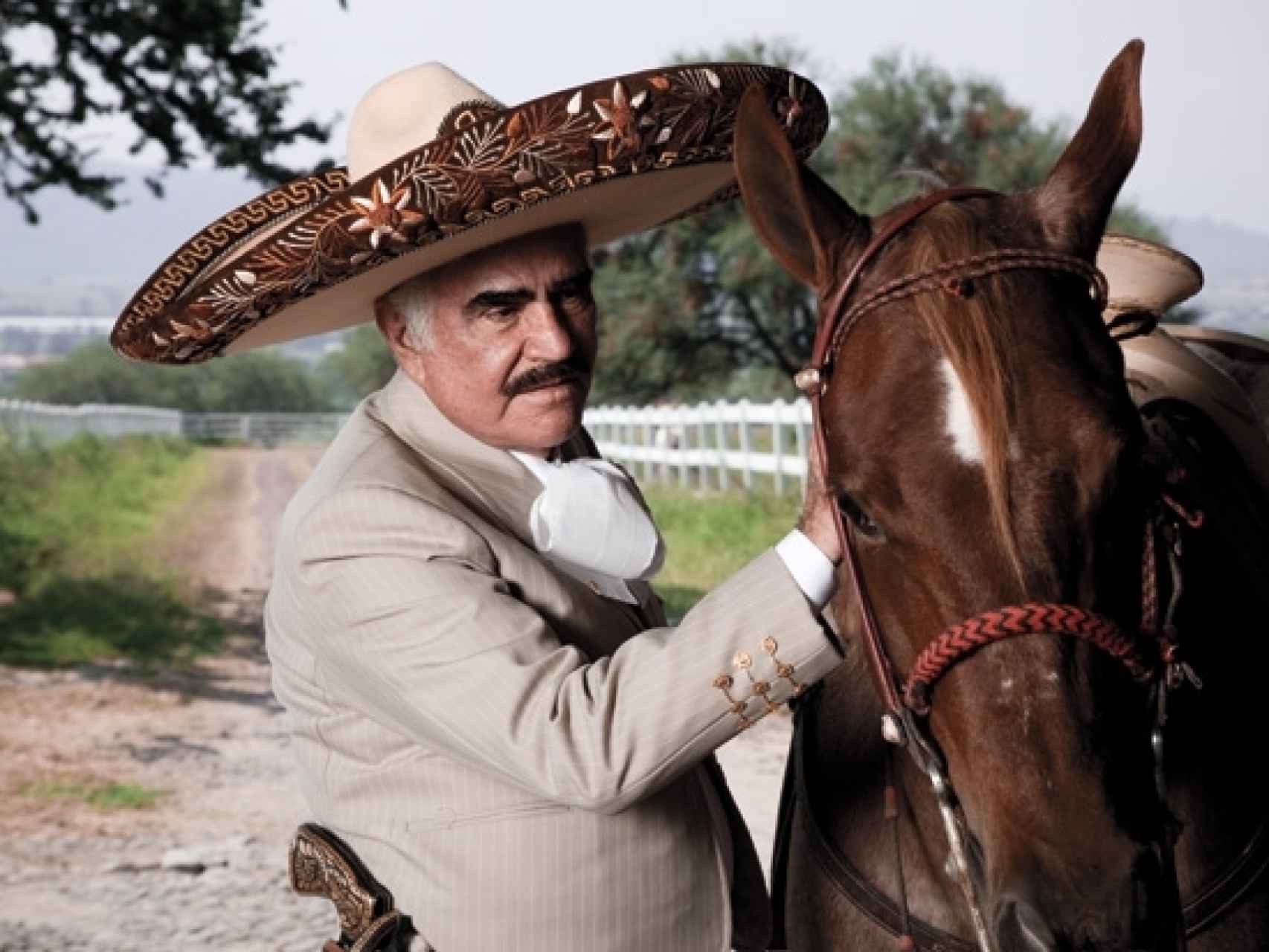 Vicente Fernández era un charro de los de antes, siempre con su caballo y su pistola.