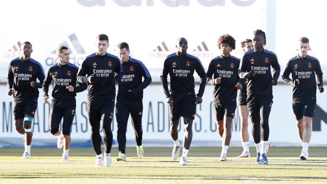 Peter Federico (el tercero por la derecha), durante un entrenamiento del Real Madrid