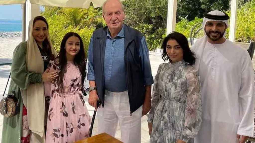El rey Juan Carlos junto al piloto de automovilismo emiratí Khaled Al Qubaisi, su mujer y sus dos hijas, Amna y Hamda.