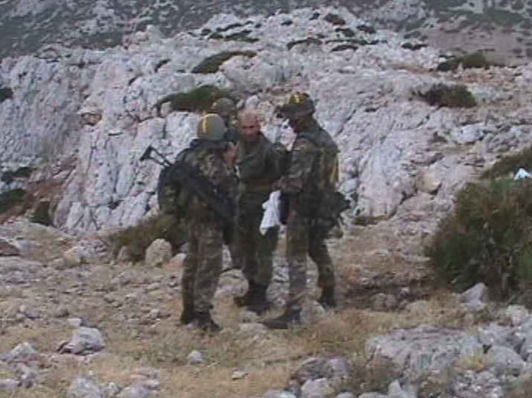 Un momento de la recuperación del islote por soldados españoles, que capturaron, sin causar bajas, a los gendarmes marroquíes el 17 de julio de 2002.