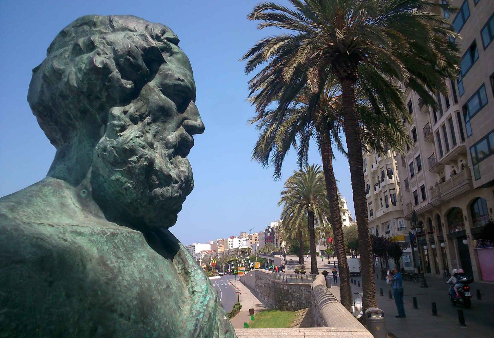Escultura a Homero en Ceuta, donde la tradición sitúa la cueva donde Ulises estuvo preso de la ninfa Calipso.