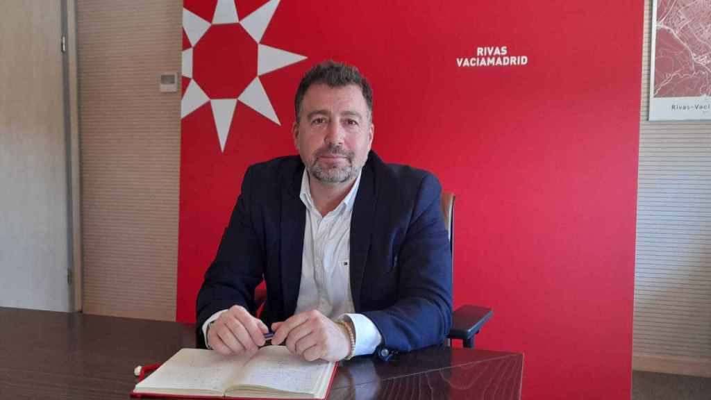 El alcalde de Rivas Vaciamadrid, Pedro del Cura Sánchez, atiende a EL ESPAÑOL en su despacho.