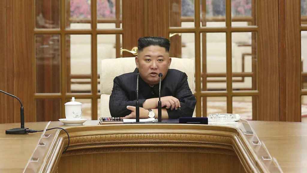 Kim Jong Un en una reunión de su Gobierno.