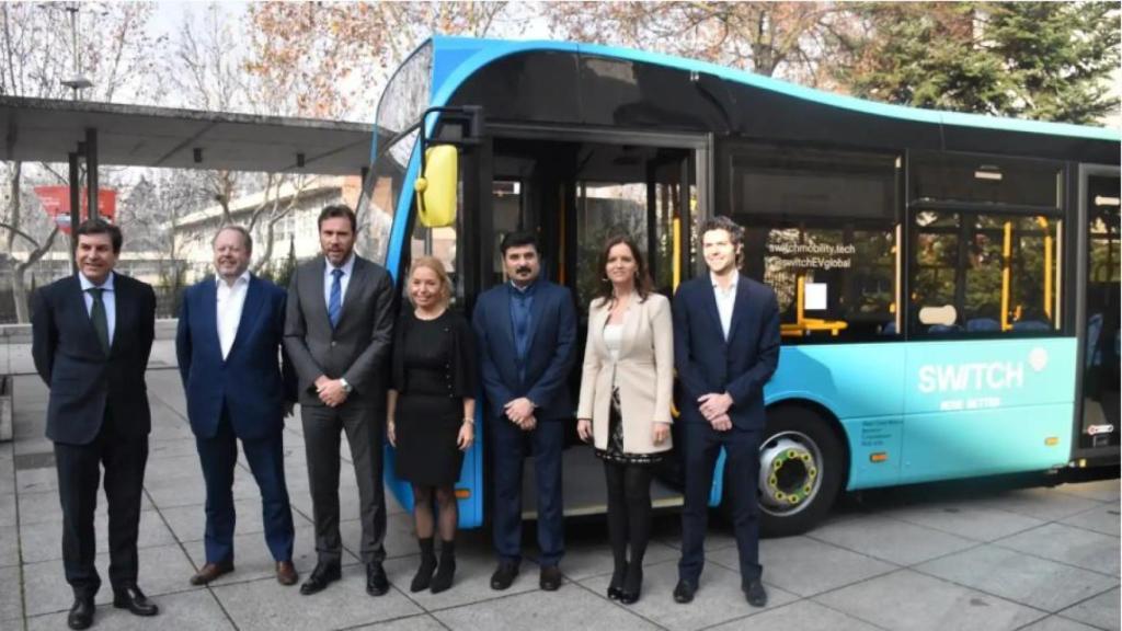 Andrew Palmer, CEO de Switch Mobility, junto a su equipo y las autoridades el pasado miércoles en Valladolid
