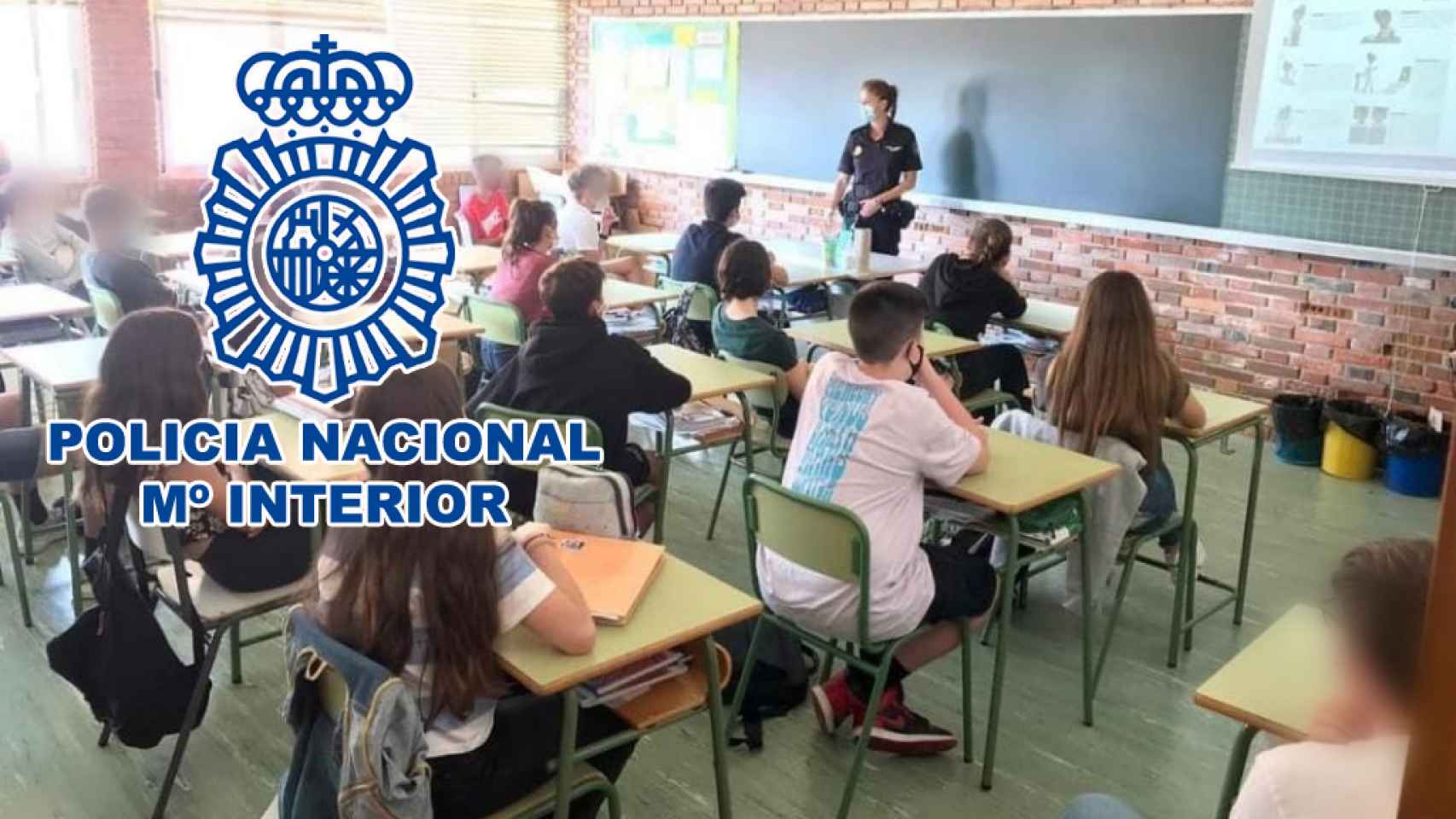 Un Policía Nacional da una charla en un instituto de la provincia de Alicante.