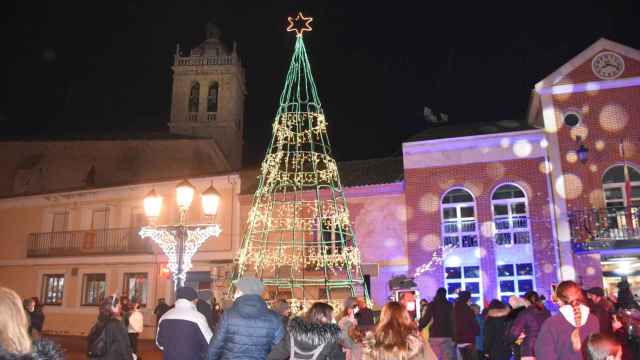 Encendido del árbol de Navidad en Aldeamayor de San Martín