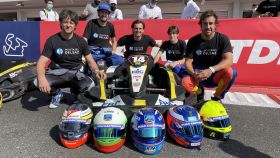 Fernando Alonso y su equipo para las 24 horas de Dubai de karting