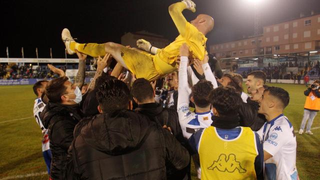 José Juan, manteado por sus compañeros del Alcoyano