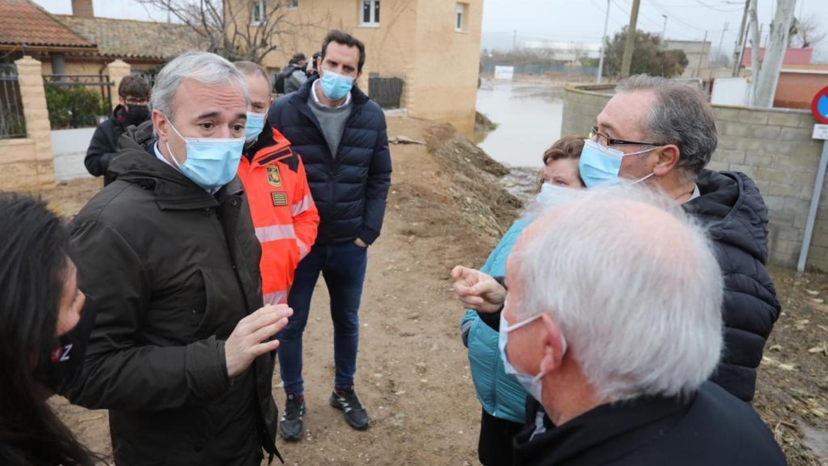 El alcalde de Zaragoza, Jorge Azcón, visita las inundaciones del Ebro en los barrios de la ciudad.