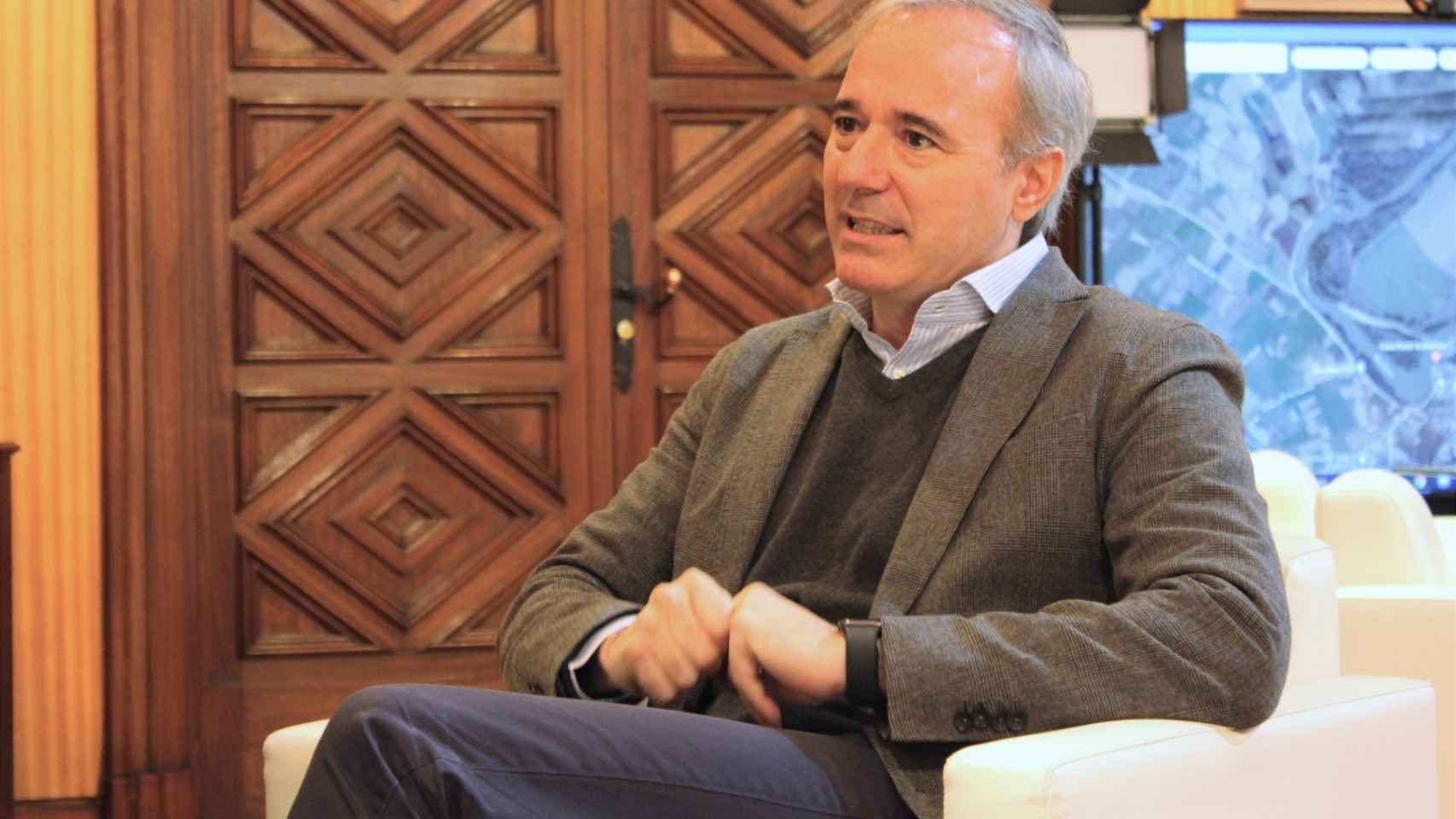 El alcalde de Zaragoza, Jorge Azcón, en su despacho, durante la entrevista.