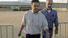 El exdirigente de ETA Ignacio Gracia Arregi, 'Iñaki de Rentería' (i), a su salida de la cárcel de Soto del Real.