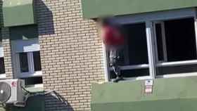 Denunciada la acción de un trabajador que sellaba ventanas sin ninguna protección en Málaga.