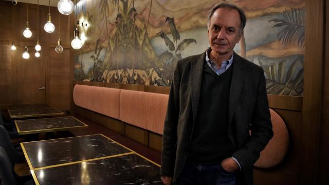 El escritor Antonio Soler ( Málaga, 1956) posa en la cafetería del Hotel Molina Lario.