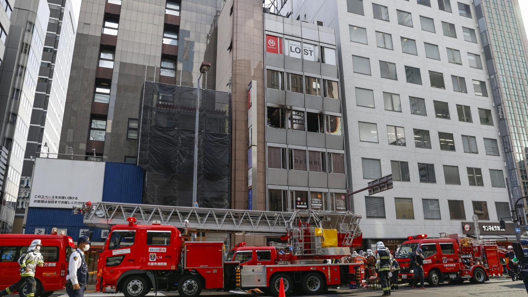 Al menos 19 muertos en un incendio de un edifício de Osaka, iniciado en ...