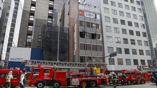 Los bomberos junto al edificio en el que ocurrió el incendio.