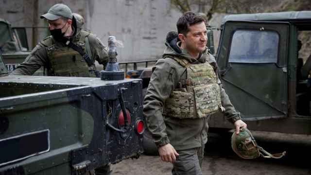 El presidente ucraniano, Volodymyr Zelenskiy, visita el frente en la región del Donbás.