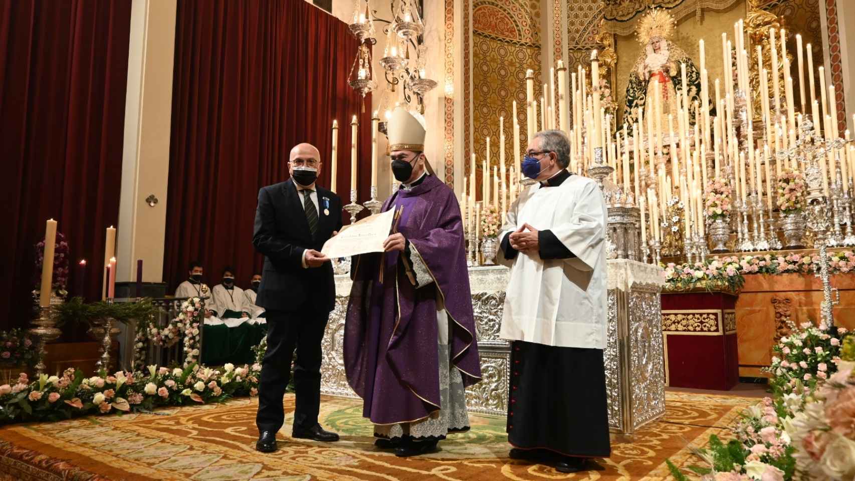 El obispo de Málaga impone la medalla a Carlos Ismael Álvarez