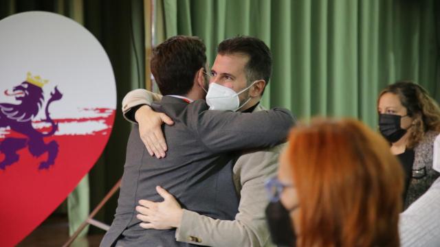 Luis Tudanca se abraza a Antidio Fagúndez. Fotografía: ICAL