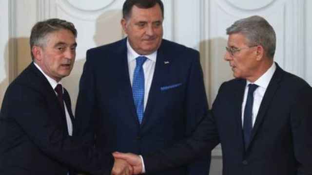 Los tres miembros de la presidencia de Bosnia, Zeljko Komsic, Milorad Dodik y Sefik Dzaferovic (de izquierda a derecha).
