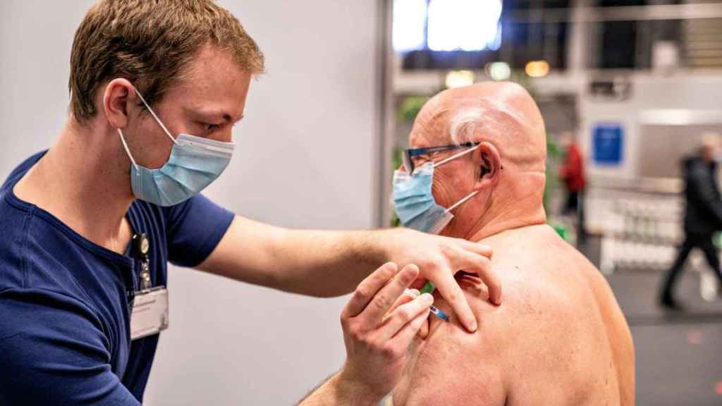 Un hombre danés recibe una dosis de la vacuna contra la Covid-19.